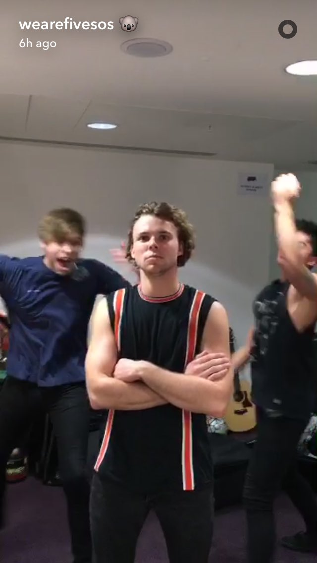 tallestemma's tweet image. if someone asks who 5sos is just show them this photo