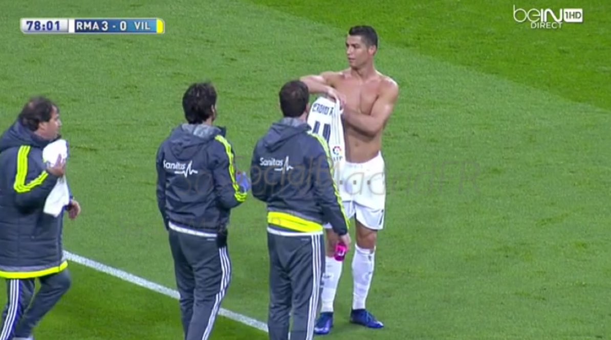 SocialRMadridFr's tweet photo. Le maillot de Cristiano étant déchire on lui en a apporté un nouveau... Mais un de Ramos, Ce qui le fait sourire :-) https://t.co/JKXFONtKhR