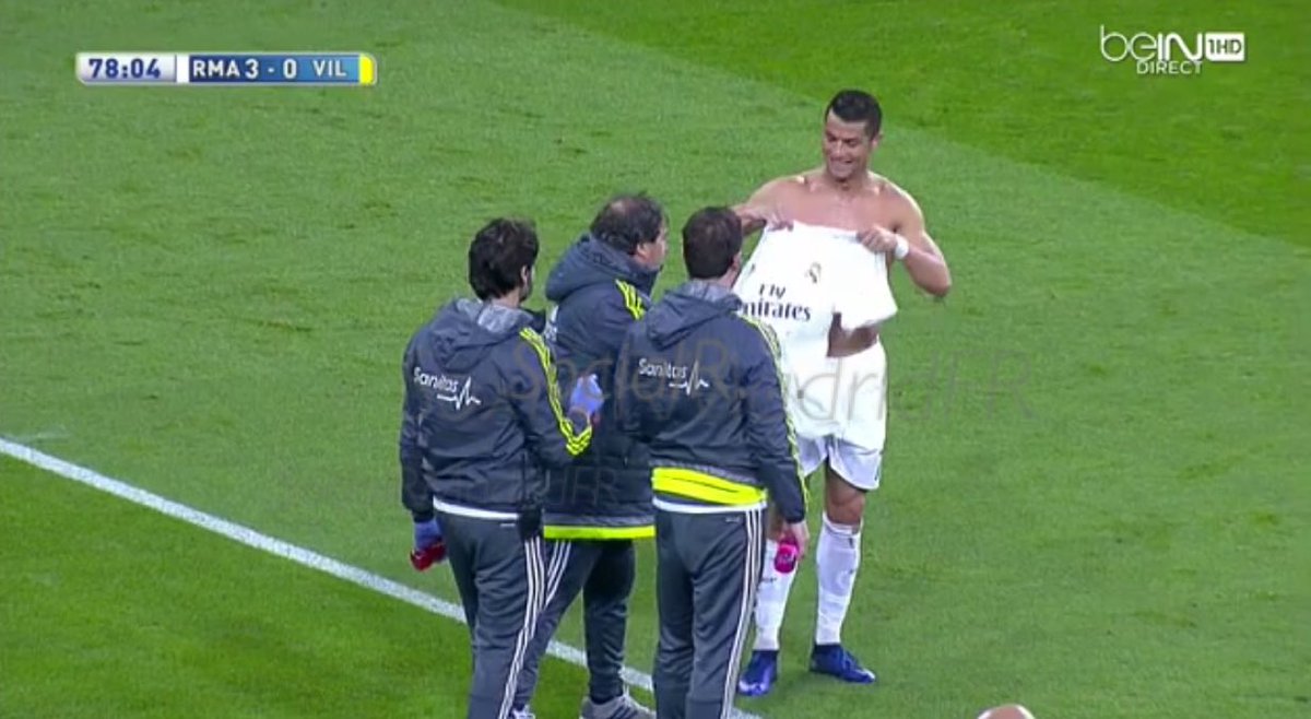 SocialRMadridFr's tweet photo. Le maillot de Cristiano étant déchire on lui en a apporté un nouveau... Mais un de Ramos, Ce qui le fait sourire :-) https://t.co/JKXFONtKhR