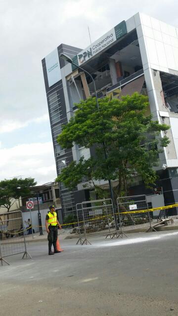 VeoCiudadEs's tweet photo. ! #Vivienda #SismoEcuador Edificación de la coop. Policia Nacional con daños, mapa: https://t.co/oiSh2JgTK3 https://t.co/CPTEG8EdlS