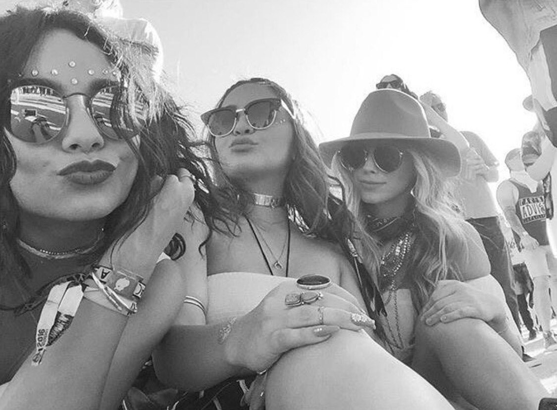 StyleGoalsx's tweet photo. Vanessa Hudgens, Stella Hudgens and Cait Bailey https://t.co/X8OZ9utkam