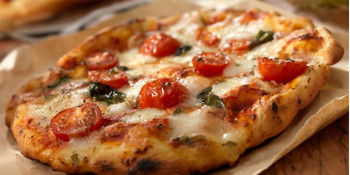teambeachbody's tweet photo. Pizza doesn't have to be unhealthy! This recipe is cheesy, flavorful, &amp; Beachbody-approved. https://t.co/OUacZRTfur https://t.co/AhWOpTAxzj