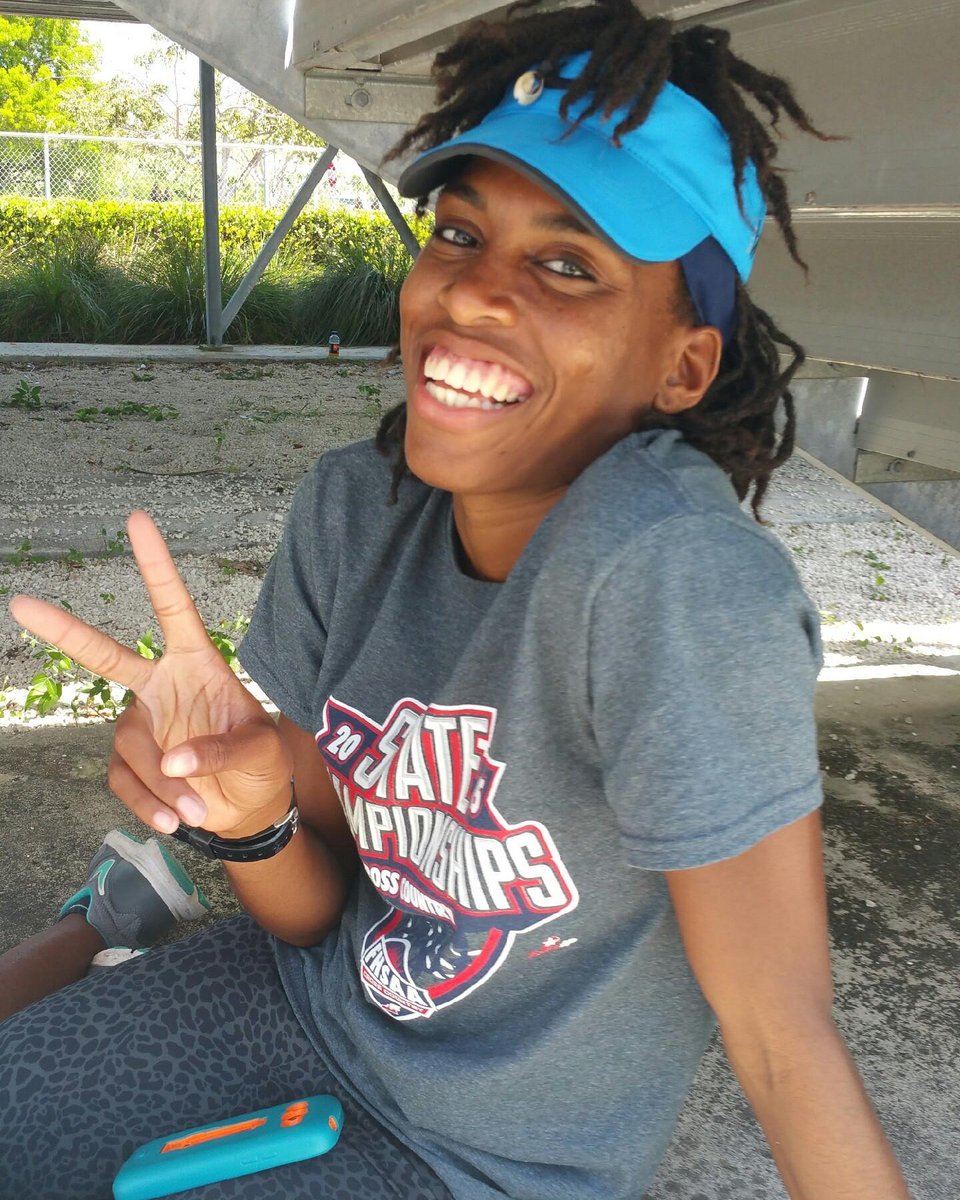 Tenigie_'s tweet image. 4A District Champ In The 1600m, 2nd In The 4x4 Relay, 3rd In The 800m...#NextStopRegionals