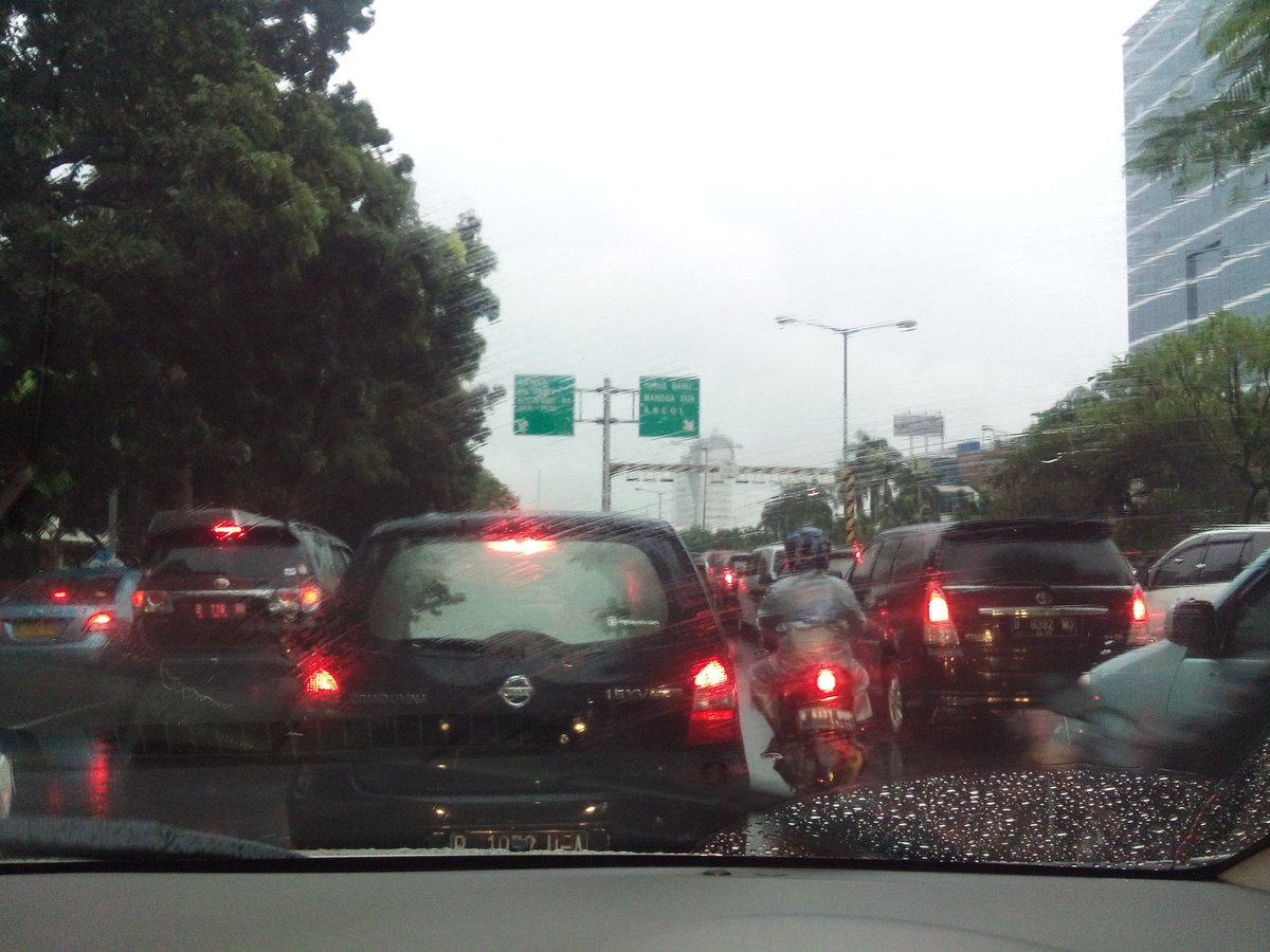 monthel_'s tweet photo. @TMCPoldaMetro @lewatmana @RadioElshinta jln angkasa raya arah psr baru macet total https://t.co/9kZ9SRdJfw