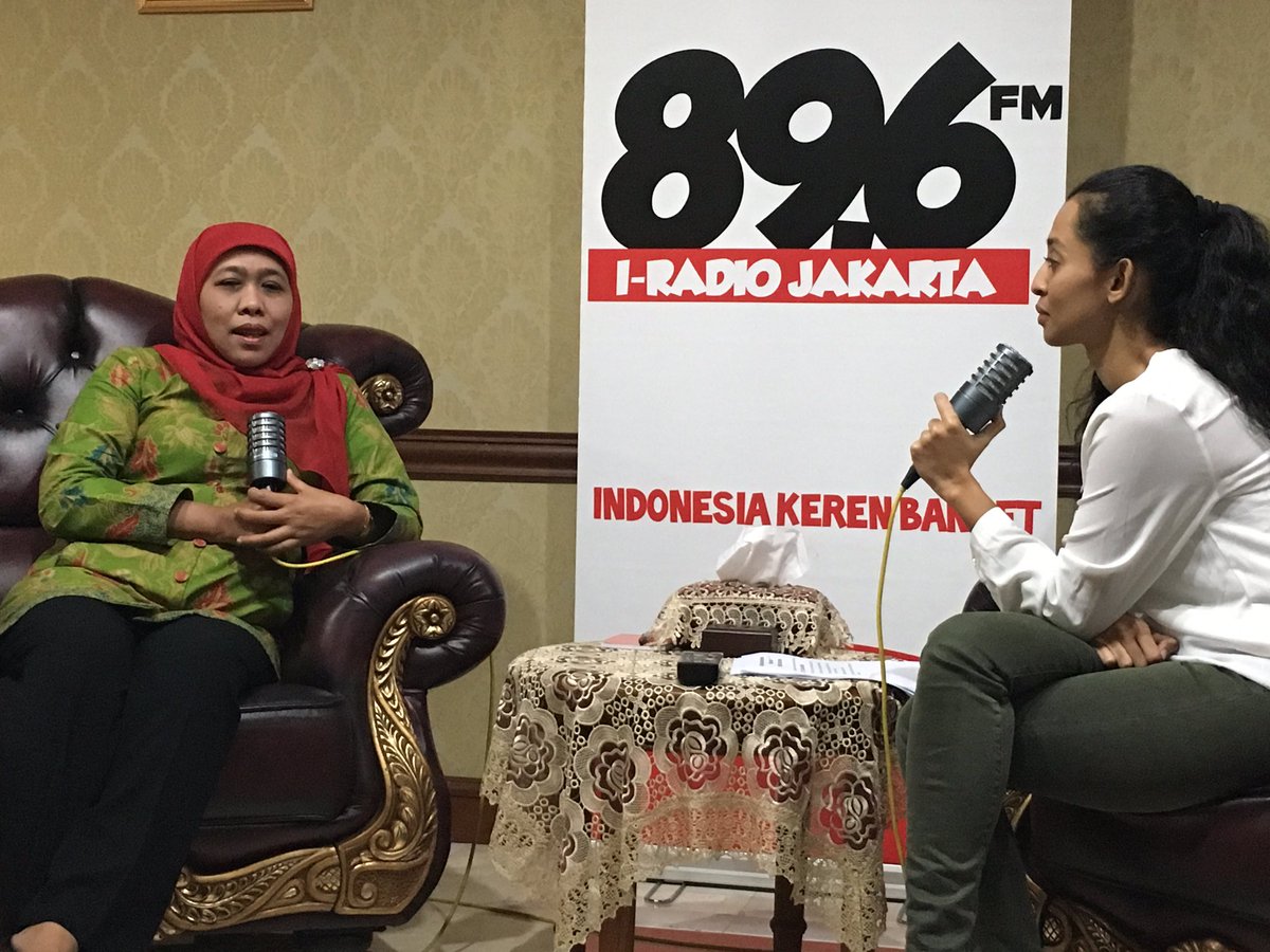 iSwaraJKT's tweet photo. Ibu @KhofifahIP pernah punya cita-cita sebagai pembalap, suka juga dengan kegiatan menyelam. #IRadioNamu https://t.co/4TvvGDAsZP