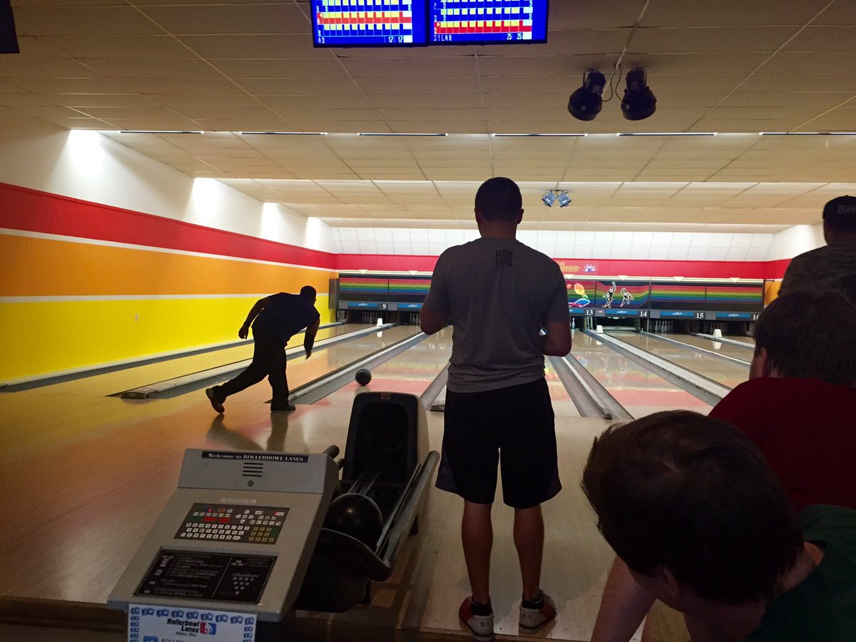 OHIOBobcatsFBEQ's tweet photo. Manager dinner and bowling night @LanesRollerbowl to wrap up a great year with this crew! Good luck w/finals! #OUEQ https://t.co/C3kFrZXWbx