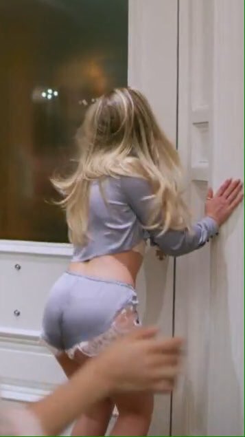 irockwooy's tweet photo. Foco na raba maravilhosa de Perrie Edwards #WatchLittleMixHair https://t.co/N5wv3Y6S1t