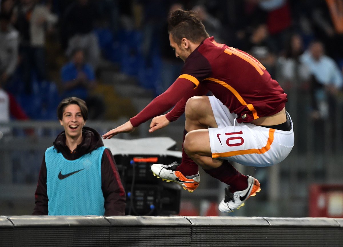 FOXFOOTBALL's tweet photo. Incredible drama! The King of Rome sparks dramatic win https://t.co/J17SeyFq8l https://t.co/24A80KE4Jc