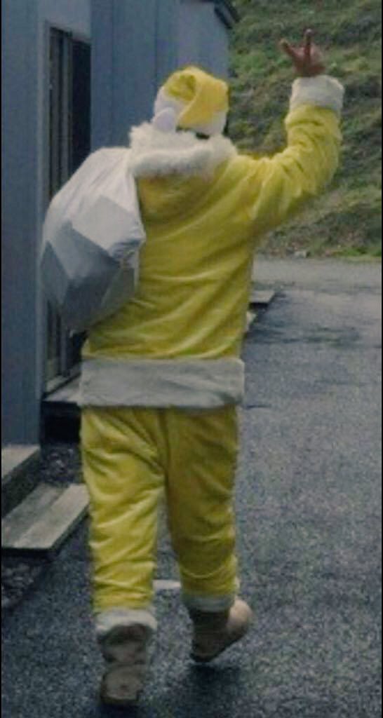uskcrew02032's tweet photo. 上地雄輔は
奥さんと過ごす初めての誕生日に実際に現地へ行き
東北の時には自ら瓦礫等の撤去を行い、毎年クリスマスには黄色いサンタとなり、仮設住宅等にプレゼントを配ってる。
だけどこんな事、TVにもニュースにも取り上げられないんだよね。 https://t.co/zKTOUmVkz5