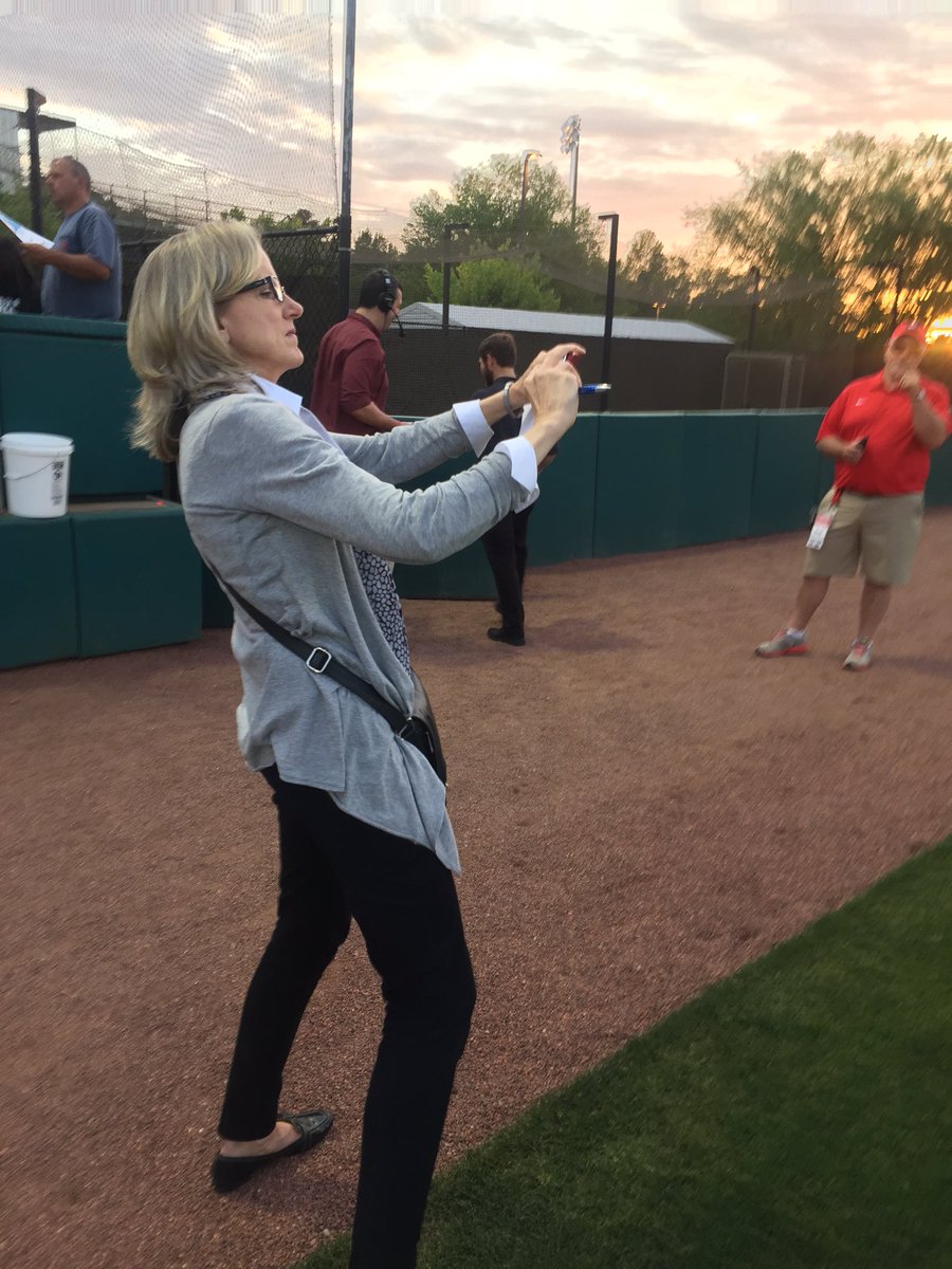 meleighamillman's tweet photo. Talk a bout a #proudprof. Look at @VickiMichaelis getting that shot for @GradySports #fifthtweet https://t.co/iJnlkgolgw