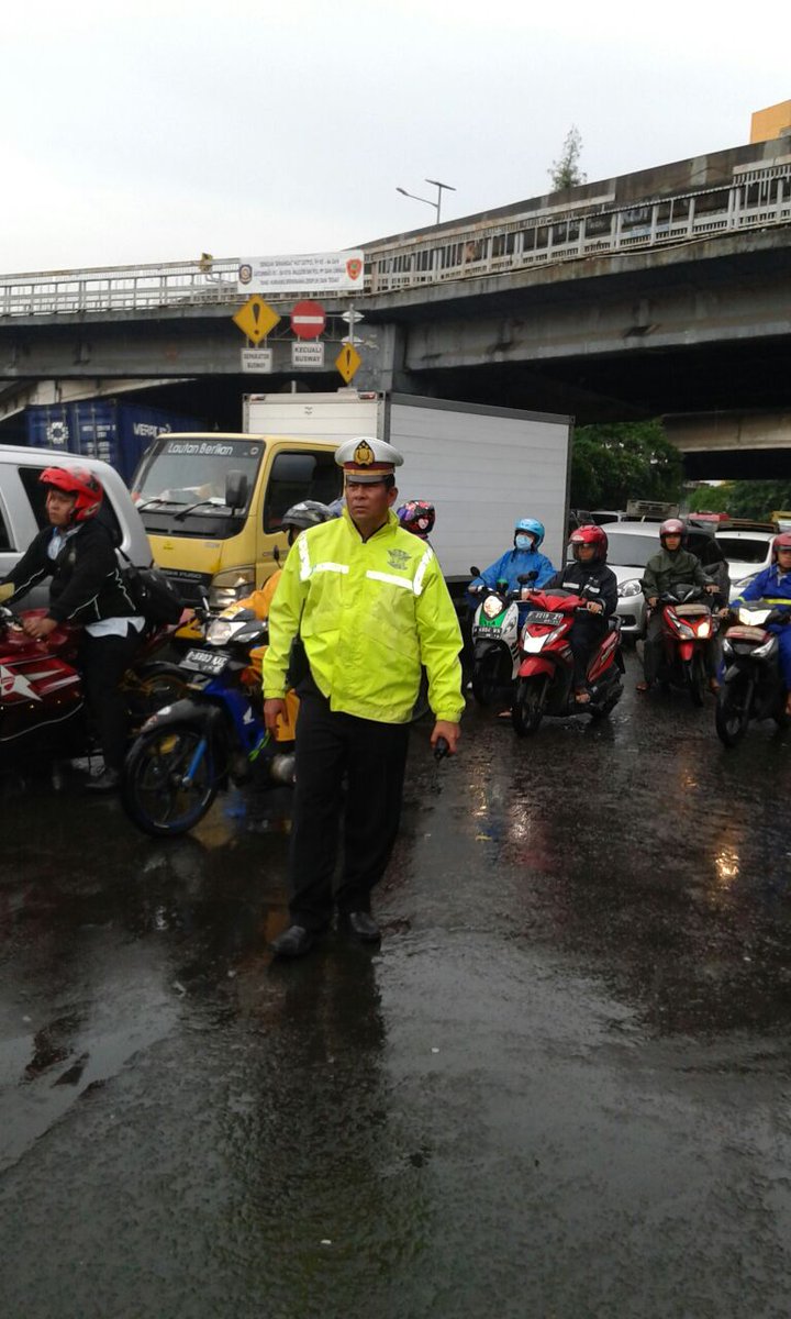 TMCPoldaMetro's tweet photo. 08:02 ImbasPerbaikan jembatan di depan Season city lalin dari Grogol arh Pluit padat https://t.co/FaGFxJzuua