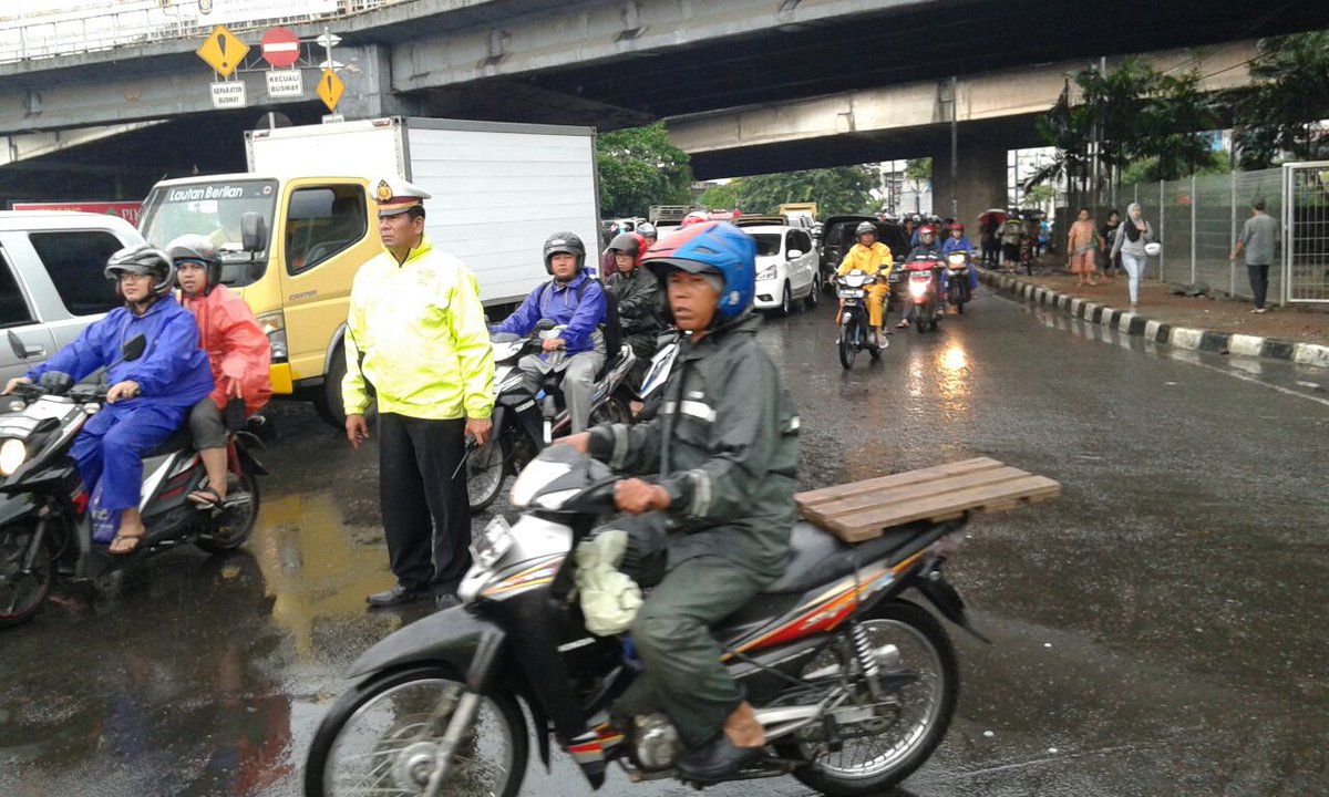 TMCPoldaMetro's tweet photo. 08:02 ImbasPerbaikan jembatan di depan Season city lalin dari Grogol arh Pluit padat https://t.co/FaGFxJzuua