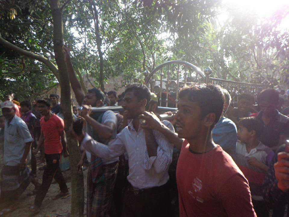 aamabrur00's tweet photo. Local people burst into tears as dead body of victim of #Bangladesh extra judicial killing reached at his village https://t.co/l6zY5nFPMT