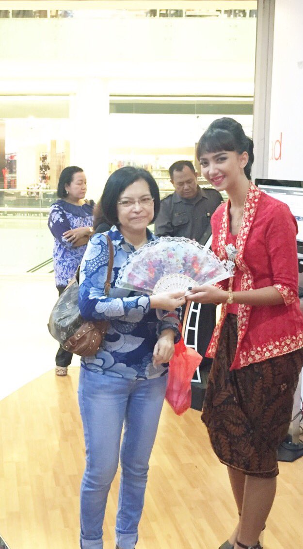 TselGandaria's tweet photo. Customer first, selamat datang di @TselGandaria @BeFunNColorful #redkartini @seuzennn @alfanyudha83 https://t.co/D6USZM8W2D