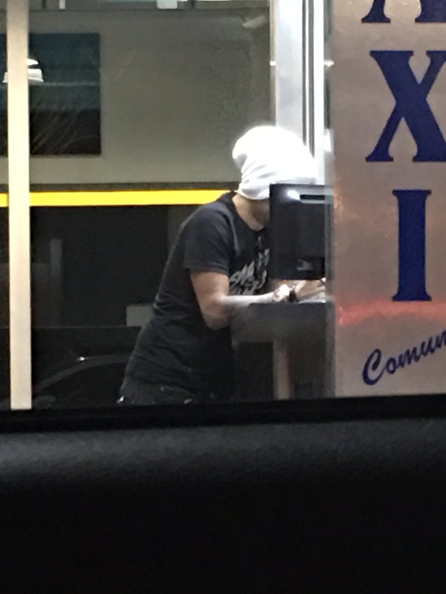 Kefera's tweet photo. stalker nivel: tira foto do namorado com o zoom no máximo quando ele tá longe https://t.co/CR0clSSFOc