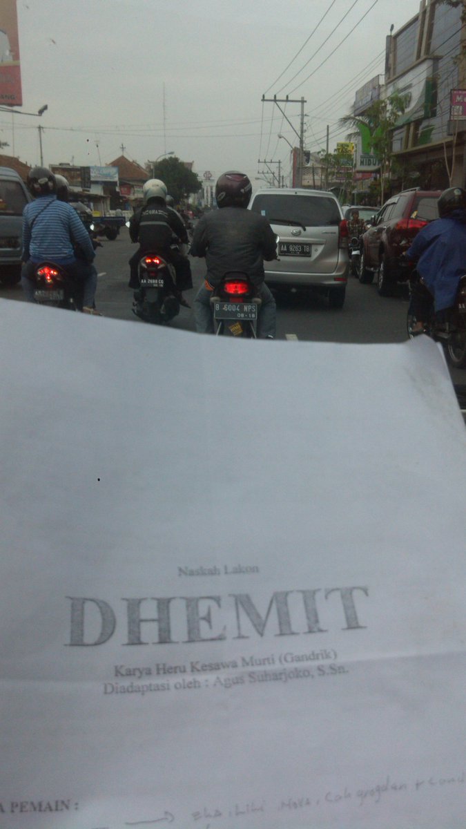 TlatahBocah's tweet photo. Lakon Dhemit karya Heru Kesawa Murti (teater Gandrik) dimainkan sanggar Bangun Budaya di Kampung Rowo #dhemit https://t.co/by4XC3LzeY