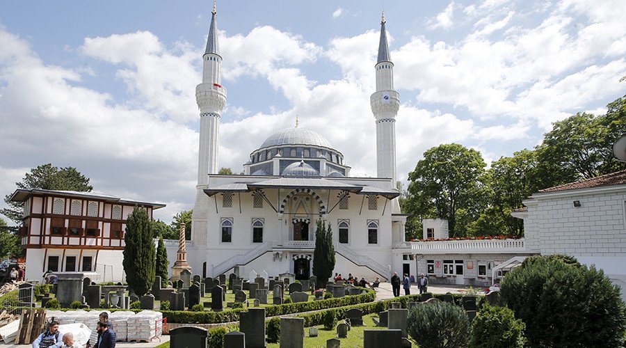 RT_com's tweet photo. #Merkel-affiliated politician suggests new ‘church tax’ for Muslims https://t.co/XclyIH1VQn https://t.co/TNCiKSxDRr