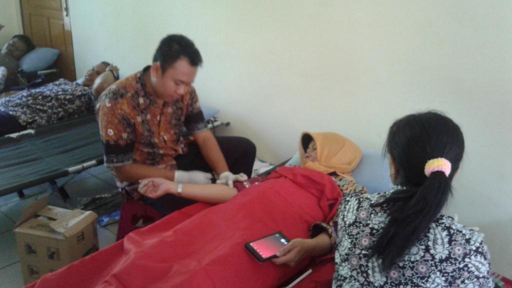 KecTunjungan's tweet photo. Partisipasi ibu Camat Tunjungan dlm Bhakti Sosial Donor Darah https://t.co/laRUIjBNNv