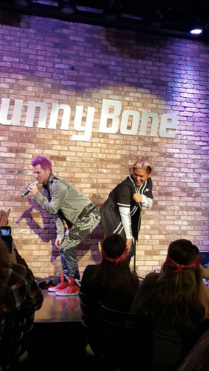 rpattssidepiece's tweet photo. #JoshuaOnTour #BootyTouch 🙌 @JoshuaDtown @AT2486 https://t.co/hZ9GA6aNdH