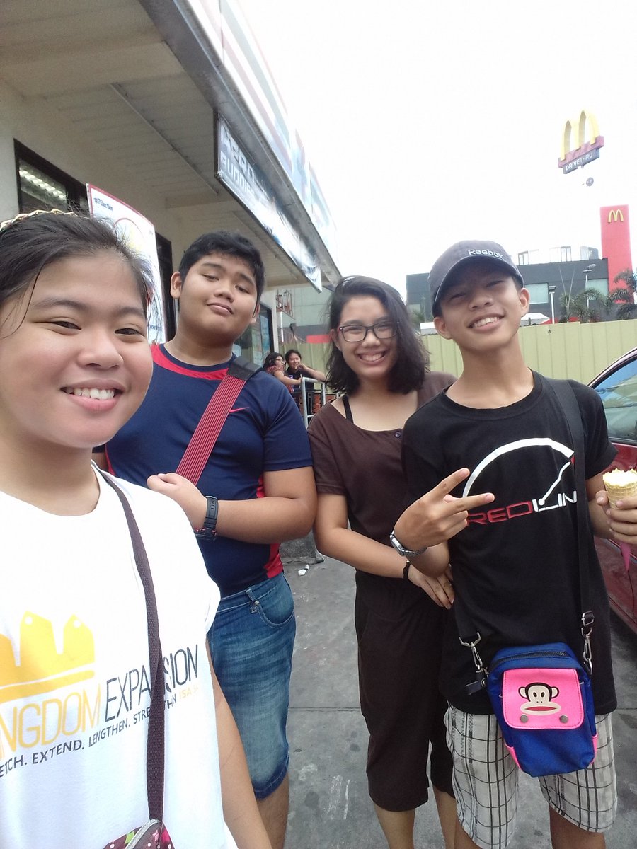 theonlyfil's tweet photo. Kaming apat nanaman!  Hahaha!
#bonding 
#icecream
#7Eleven 
#Saturday 
#lateupload https://t.co/XKm1GPAFR0