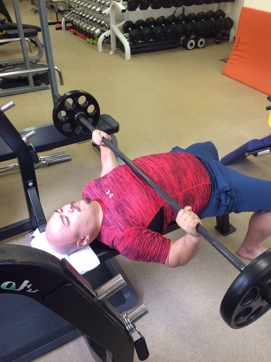 Post by 安田大サーカス クロちゃん on X: ベンチプレス！！