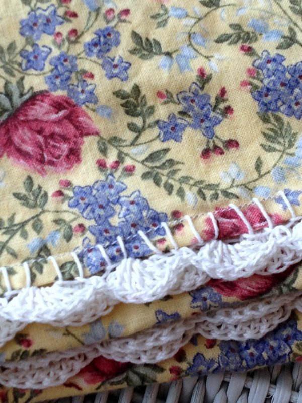 chocodogstudio's tweet image. Crochet trim pillowcase, roses and lavender etsy.com/listing/196222… #shopetsy #CrochetTrim