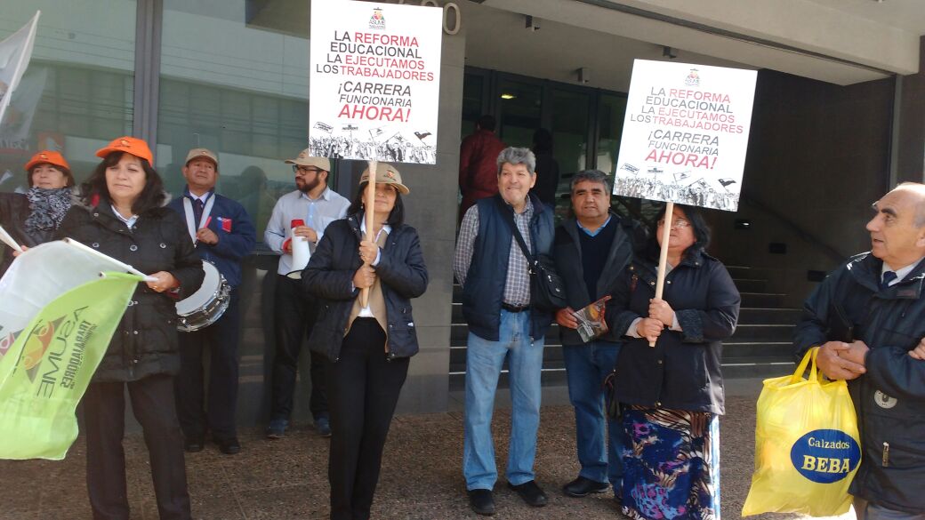 anefaraucania's tweet photo. Nuevamente Hoy ASUME,n la Intendencia manifestando la dmanda #EstabilidadLaboral @asumenacional @anefchile @smarinch https://t.co/cnBySMZ48w
