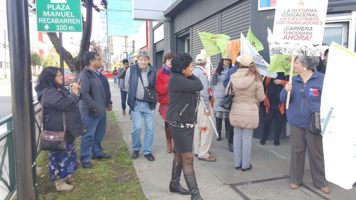 anefaraucania's tweet photo. Nuevamente Hoy ASUME,n la Intendencia manifestando la dmanda #EstabilidadLaboral @asumenacional @anefchile @smarinch https://t.co/cnBySMZ48w