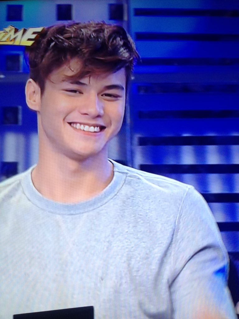 R2LoversIloilo's tweet photo. Ronnnnniiiieee! Pogi mo dito 💕😻😍❤️ TEAM BAHAY LANG AKO EH hahahaha! 

#ShowtimeWhattaHuwebes https://t.co/QMXE6wVMg2
