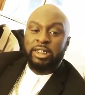 2012, Disque d'Or :
"-J'ai pas besoin de dents en or, tout ce qui sort de ma bouche vaut cher!"
2016 :