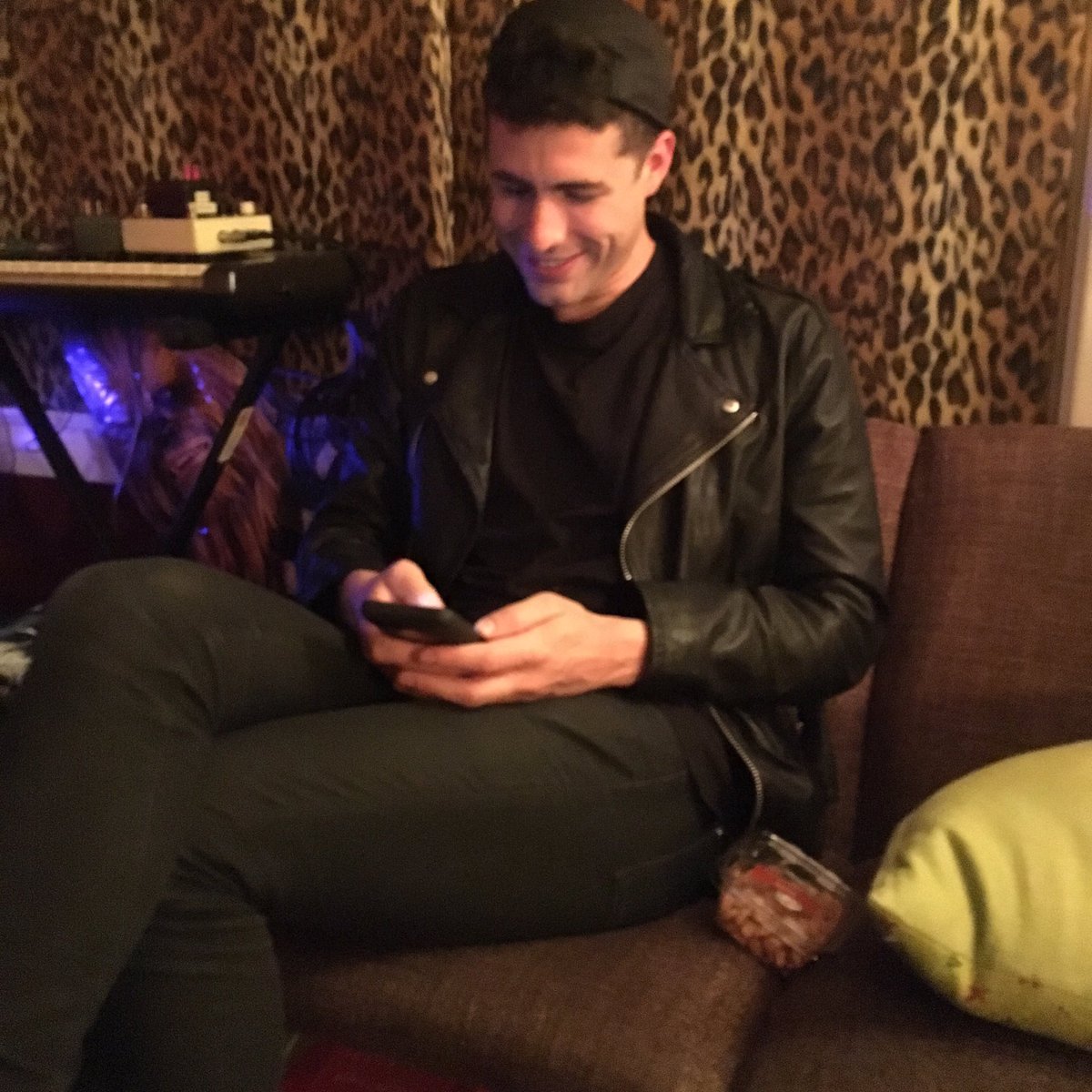 TheRyanAdams's tweet photo. "I'm looking up 'how to play speed metal' on my phone" 
Nate Lotz
April 20th, 2016 
Los Angeles 

#RideOrDieOrSmthng https://t.co/baWrIgcGlI