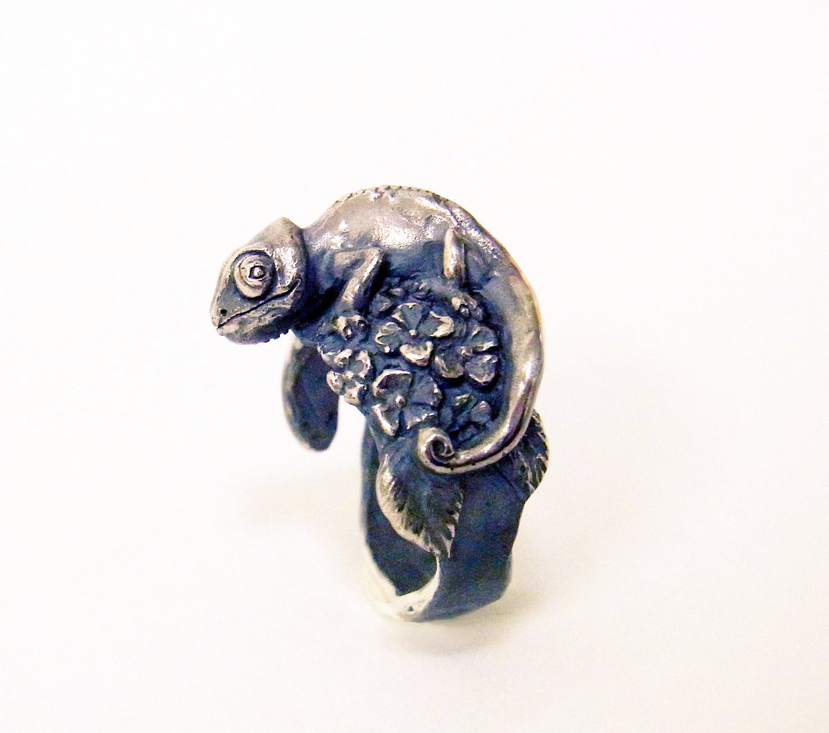 Emiria 大阪個展 On Twitter カメレオンは紫陽花を見つけた 紫陽花の色のように移り気な君も 変化する綺麗な花の色と同じ どれも素敵な色なんだ 君が来るまで僕はここにいるよ 恋するカメレオン カメレオン 恋 紫陽花
