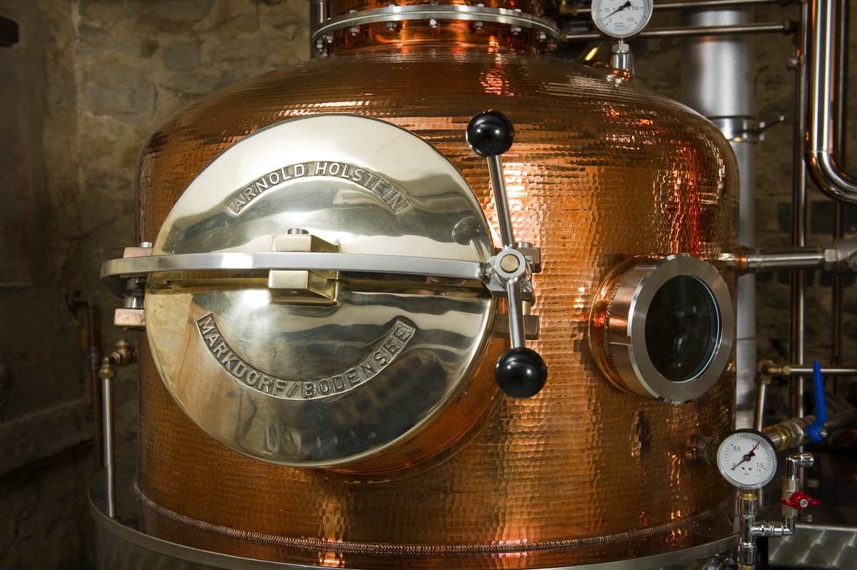 YoungsPubs's tweet photo. #CuriosityCalling! I make all of @warner_edwards gin in my copper system. Tweet me your questions about gin! https://t.co/MBdHRYoDCU