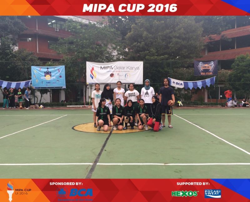 [PERTANDINGAN BASKET MIPA CUP]
Telah berlangsung pertandingan putri Fisika(gelap) vs Kimia(terang)!!🏀