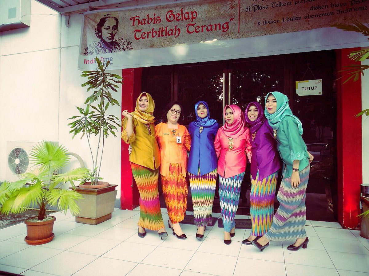 wawanurfatwaa's tweet photo. Selamat hari kartini dari plasa telkom balaikota makassar. #kartiniindihome #TelkomKartini @TelkomIndonesia https://t.co/oA4999yTfn