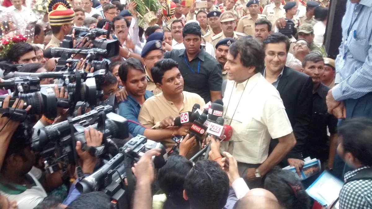 Central_Railway's tweet photo. MR @sureshpprabhu addressing the #Media at Matunga https://t.co/sfUqExkScv