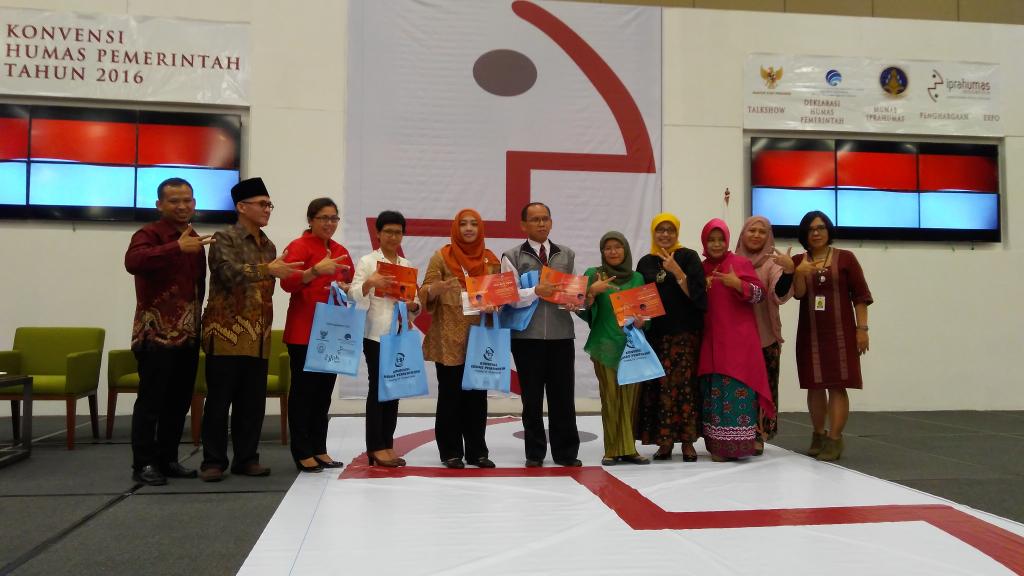 Iprahumas's tweet photo. Selamat kepada para pemenang lomba paper #goGPR @Gprbaik @lipiindonesia @bakohumas @bakohumasjatim @kemkominfo https://t.co/tKjqbykfV2