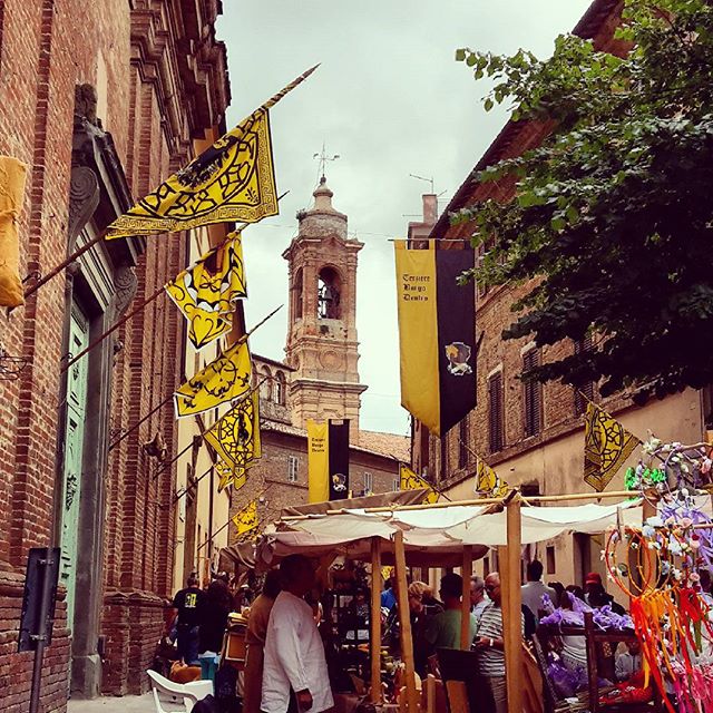umbria_in's tweet photo. Terziere Borgo Dentro. foto π·: @alessandro_giustiniani899 #umbriain
#cittadellapieve #campanile #terziereborgodentro https://t.co/TxePMcaMaC