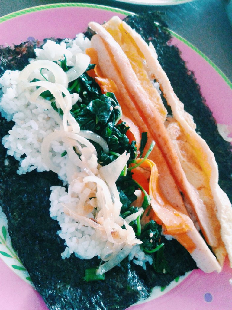 nicelikeflyrice's tweet photo. Kimpap prep. #learnsomethingnew #kimpap #sushi #eatinglikeanasian #onestepclosertokorea #mashita https://t.co/lF4QXz9dcP