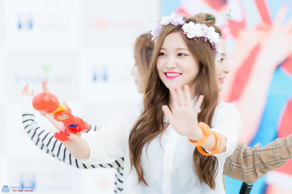 jeewwells's tweet photo. I love her so much, she is tiny and cute i want to put her in my pocket  🌸🌸🌸💋#400DaysWithYeri https://t.co/dKsM44rlxT