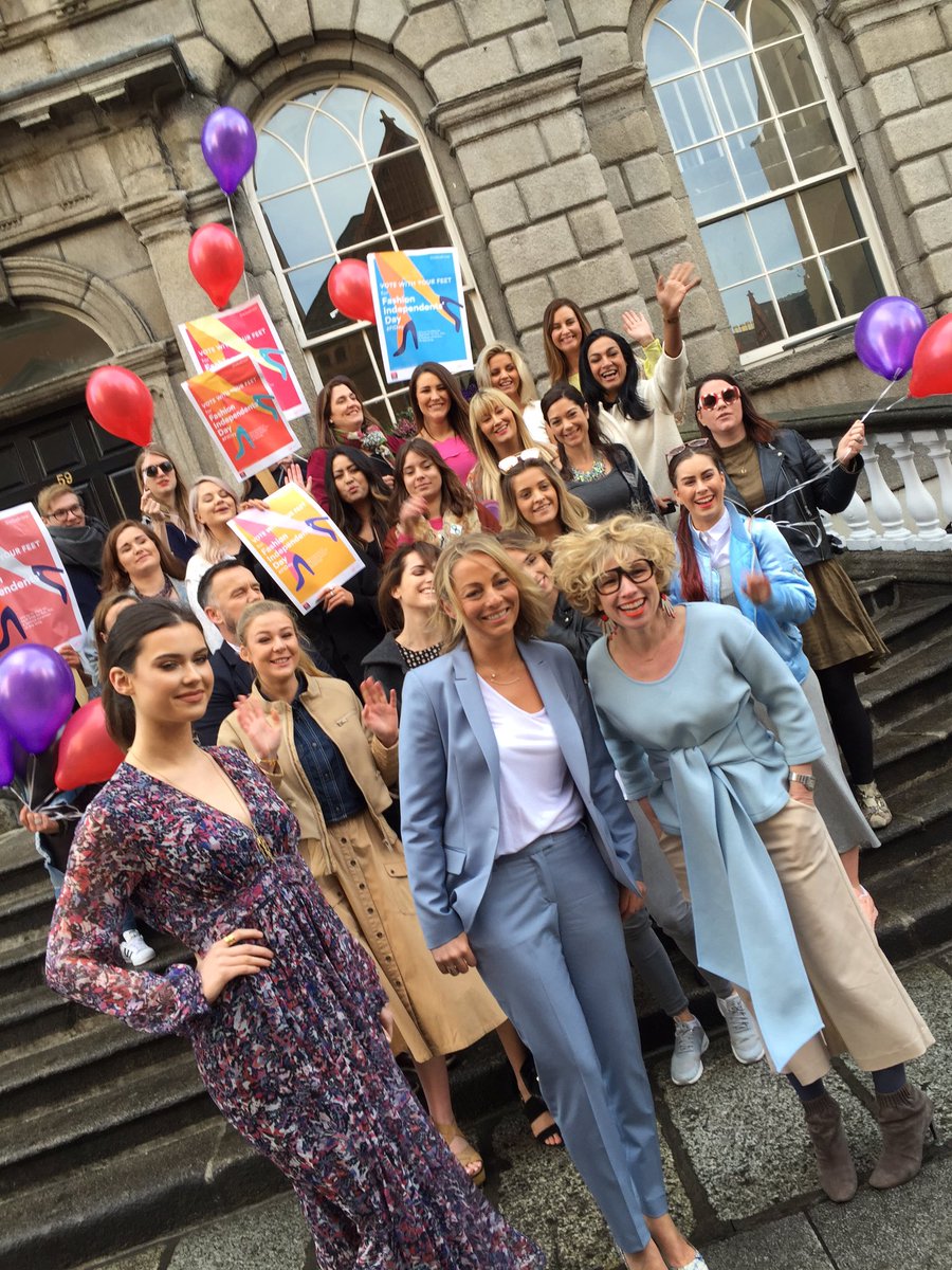 The @frockadvisor #FashionCrusaders on the steps of <a href="/ShopPowerscourt/">Powerscourt Centre</a> in the <a href="/CreativeQDublin/">Creative Quarter</a> for #FIDay