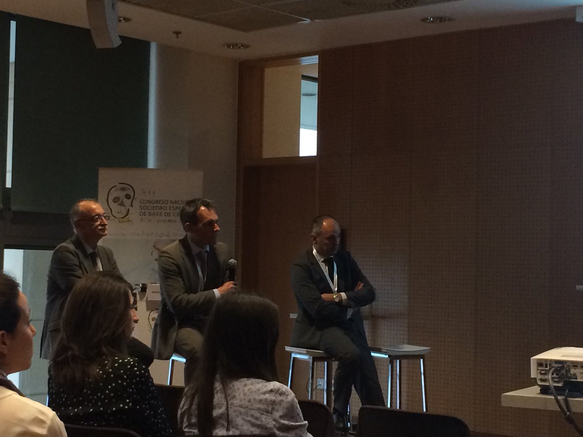 Los doctores: Antonio Marí, Gregorio Sánchez Aniceto y Jürgen Hoffmann durante la mesa redonda, Sala A #SEBAC2016
