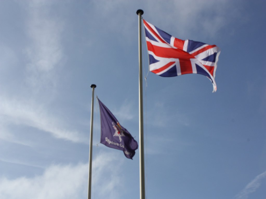 DerbysPolice's tweet image. Happy 90th birthday to the Queen, from Derbyshire Constabulary. #WeSaluteYou #HappyBirthdayYourMajesty #QueenAt90