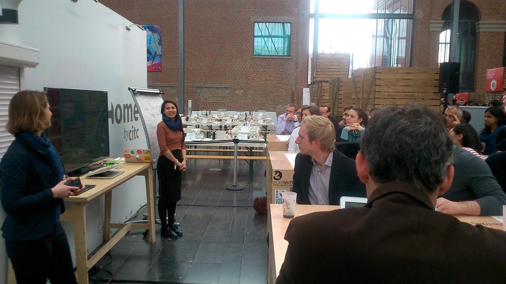 JulieBraka's tweet photo. Introduction à l'économie par @johanna_kong collaboration ds l'atelier #sharitories #SharingLille https://t.co/EneJaVoMC3