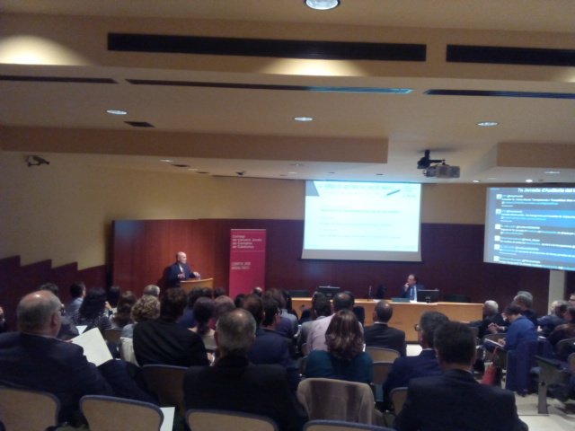 Escoltant Antoni Castells parlar del #sectorpublic i la seva importància a <a href="/AuditorsCENSORS/">EL C0L•L3G1</a>