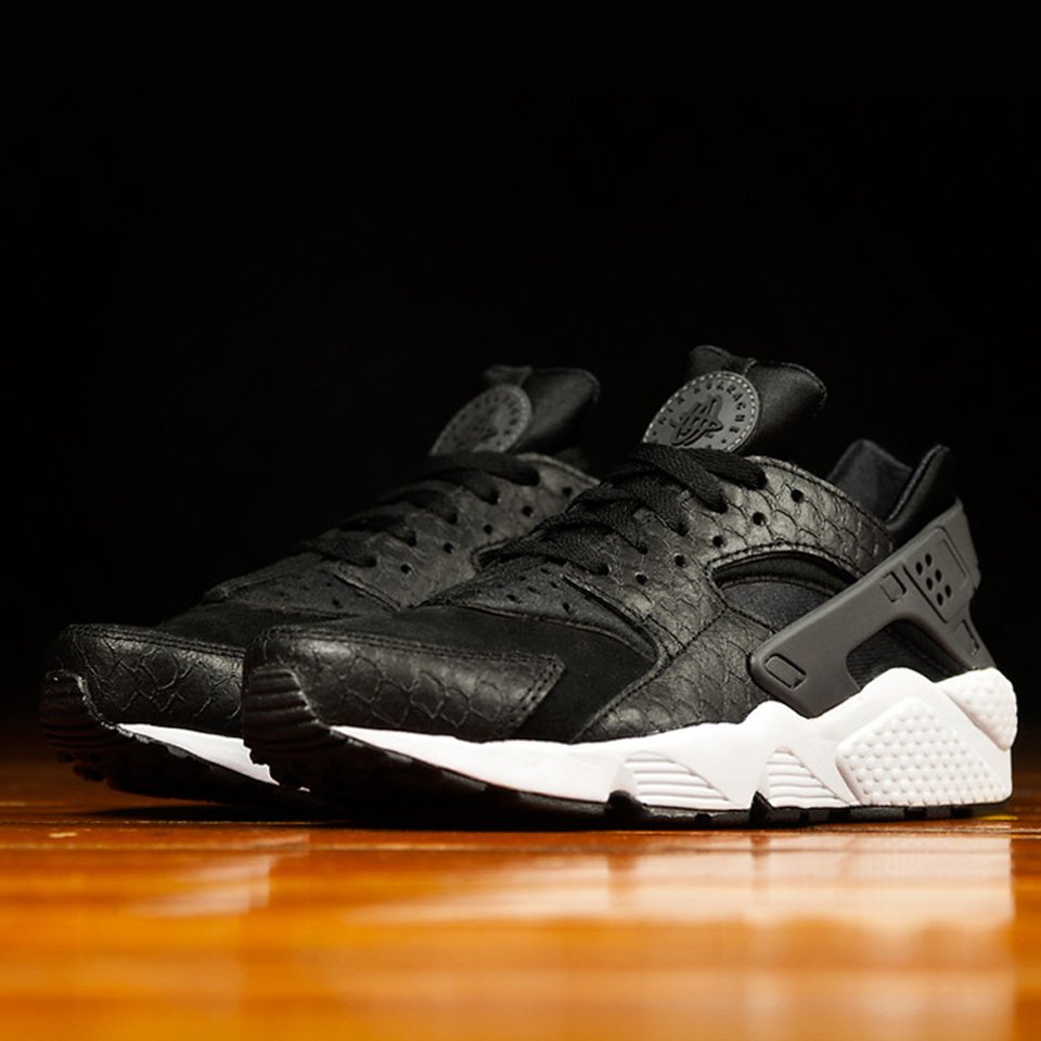 Montaña Kilauea graduado Dar derechos SHELFLIFE.CO.ZA on Twitter: "Nike Air Huarache Run Premium Black Scales  Available now: https://t.co/heQAsBbWvH https://t.co/XQEsggSL34" / Twitter