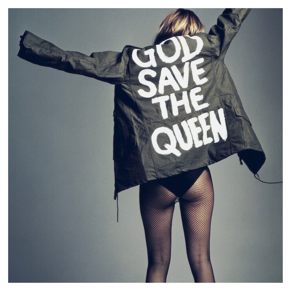 NOVA_LONDON's tweet photo. 🎉🇬🇧 Happy 90th Birthday 🇬🇧🎉 #GodSaveTheQueen #KateMoss #QueenAt90 https://t.co/UGQ7a8QL4p