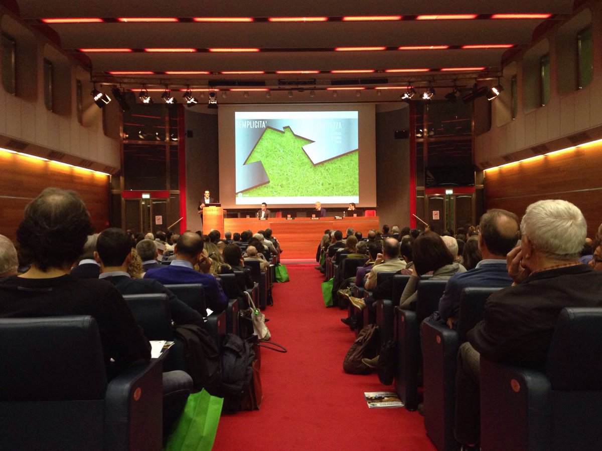 _FutureBuild's tweet image. #FutureBuildMeeting #Torino, altissima affluenza al convegno #building, architettura sostenibile low cost @GBCItalia
