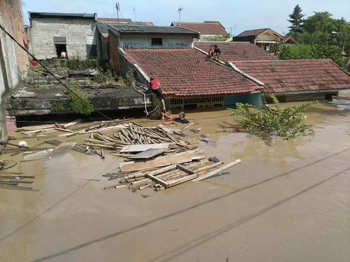 asepsupriyadi84's tweet photo. sekilas info, tanggul kali bekasi di kelurahan jati asih jebol, air sudah menggenangi perumahan warga, ktinggian 2 m https://t.co/8lajgEu2lH