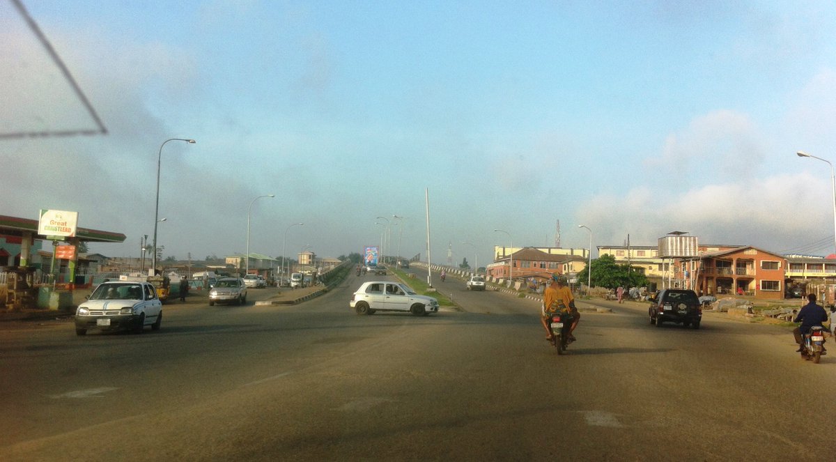 trafficbutter's tweet photo. Micra Taxi Driva take advantage of free rd2make dangerous turn @Molete Bridge #Ibadan #RdSafety https://t.co/cl1fY0miYj VIA @ibcityannouncer